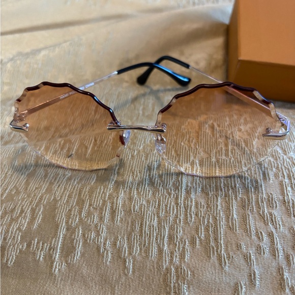 Stylish Pink Tinted Sunglasses - Picture 5 of 7